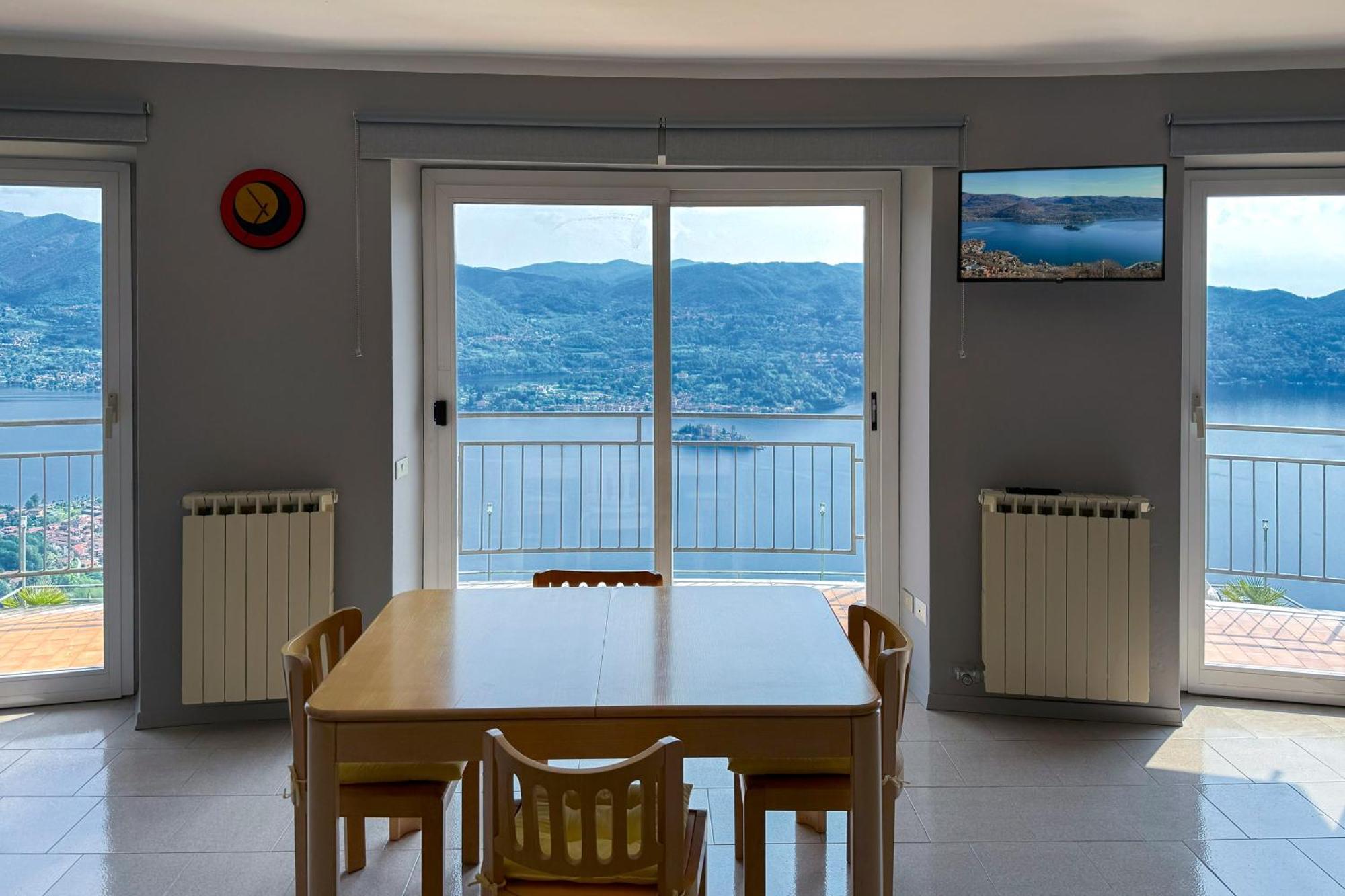 Appartamento Alberti Con Vista Lago Madonna Del Sasso Exterior photo